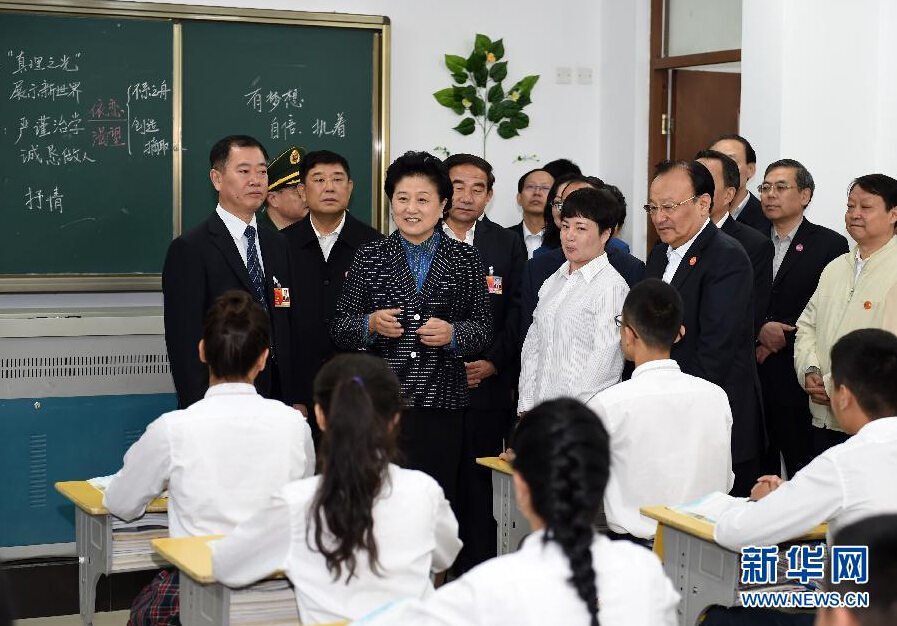 9月27日，中共中央政治局委員、國務院副總理、中央代表團副團長劉延東率中央代表團分團，帶著黨中央、國務院的親切關懷和全國各族人民的深切情誼，來到和田地區(qū)、阿克蘇地區(qū)慰問各族干部群眾，并祝賀大家中秋節(jié)快樂。這是劉延東視察對口援建的和田天津中學。新華社記者 張領 攝