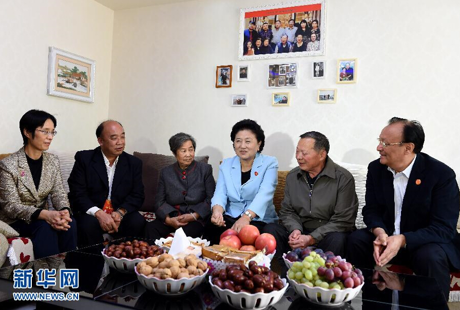 9月27日，中共中央政治局委員、國務院副總理、中央代表團副團長劉延東率中央代表團分團，帶著黨中央、國務院的親切關懷和全國各族人民的深切情誼，來到和田地區(qū)、阿克蘇地區(qū)慰問各族干部群眾，并祝賀大家中秋節(jié)快樂。這是劉延東來到新疆生產建設兵團第一師五團團場退休職工包春祥家中慰問。新華社記者 張領 攝