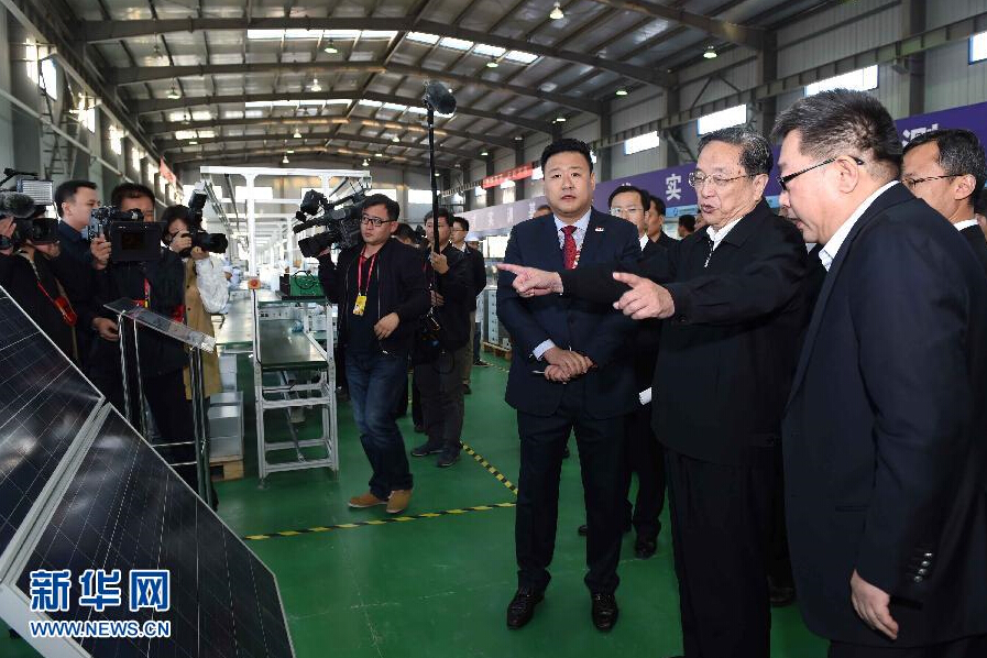 9月28日，中共中央政治局常委、全國政協(xié)主席、中央代表團團長俞正聲率中央代表團部分成員赴祖國最西端的新疆克孜勒蘇柯爾克孜自治州看望慰問各族干部群眾。這是俞正聲來到阿圖什市昆山產(chǎn)業(yè)園新疆中興能源公司視察工作。新華社記者 饒愛民 攝