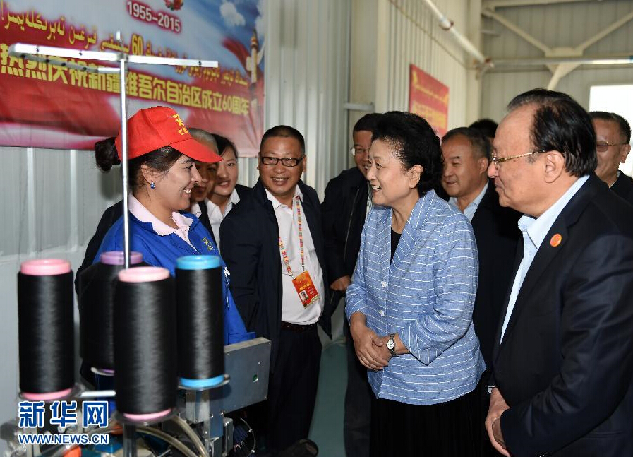 9月28日，中共中央政治局委員、國(guó)務(wù)院副總理、中央代表團(tuán)副團(tuán)長(zhǎng)劉延?xùn)|率中央代表團(tuán)分團(tuán)赴阿克蘇地區(qū)、伊犁哈薩克自治州慰問(wèn)，與各族干部群眾共度節(jié)日、共享歡樂。這是劉延?xùn)|在阿克蘇紡織工業(yè)城慰問(wèn)棉紡工人。新華社記者張領(lǐng)攝