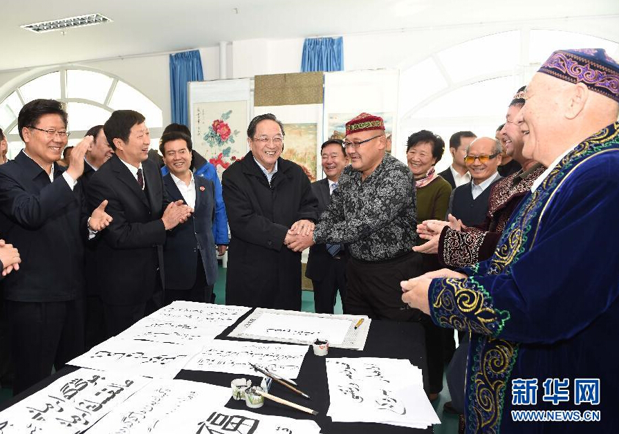 9月29日，中共中央政治局常委、全國政協(xié)主席、中央代表團(tuán)團(tuán)長俞正聲率中央代表團(tuán)部分成員赴阿勒泰地區(qū)看望各族干部群眾。這是俞正聲來到阿勒泰地區(qū)老年人活動(dòng)中心，觀看老同志書畫展，同老同志親切交談。新華社記者 高潔 攝