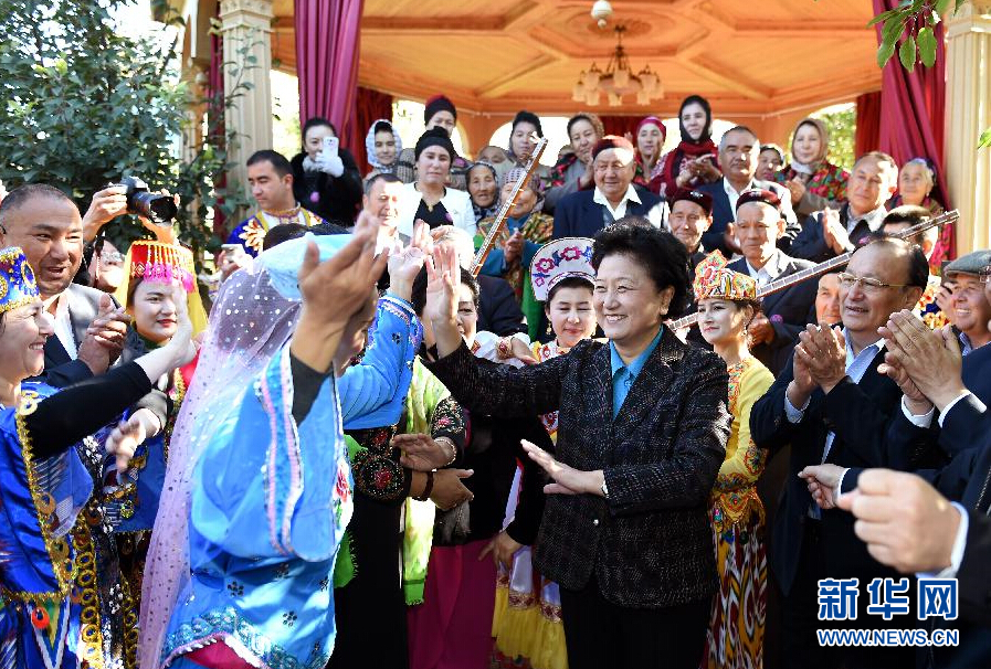 9月29日，中共中央政治局委員、國務(wù)院副總理、中央代表團(tuán)副團(tuán)長劉延?xùn)|率中央代表團(tuán)分團(tuán)在伊犁哈薩克自治州看望慰問各族干部群眾。這是劉延?xùn)|在伊寧市漢賓鄉(xiāng)發(fā)展村考察慰問時(shí)與表演維吾爾族傳統(tǒng)歌舞&ldquo;麥西來甫&rdquo;的村民們交流。新華社記者張領(lǐng)攝