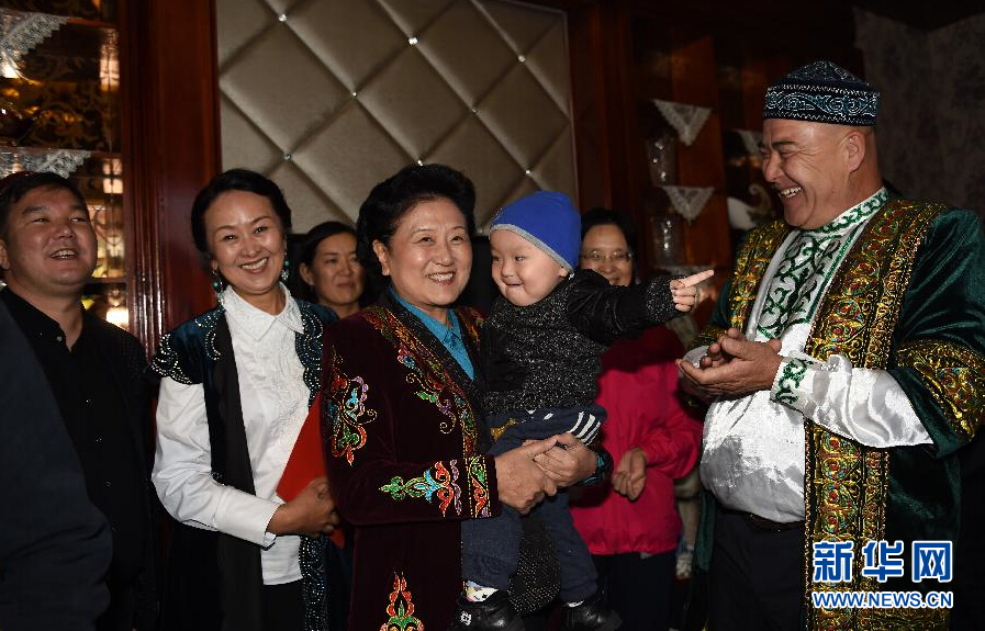 9月29日，中共中央政治局委員、國務(wù)院副總理、中央代表團(tuán)副團(tuán)長劉延?xùn)|率中央代表團(tuán)分團(tuán)在伊犁哈薩克自治州看望慰問各族干部群眾。這是劉延?xùn)|在伊寧市漢賓鄉(xiāng)發(fā)展村走訪慰問哈薩克族村民。新華社記者張領(lǐng)攝