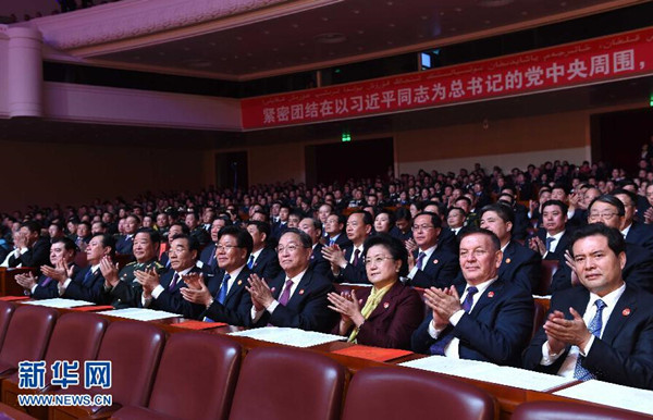     9月30日，慶祝新疆維吾爾自治區(qū)成立60周年文藝晚會(huì)《新疆禮贊》在新疆人民會(huì)堂精彩呈現(xiàn)。中共中央政治局常委、全國(guó)政協(xié)主席、中央代表團(tuán)團(tuán)長(zhǎng)俞正聲，與2000余名各族群眾代表一起觀看演出。新華社記者 饒愛(ài)民 攝