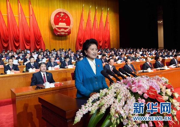 10月1日，慶祝中華人民共和國成立66周年暨新疆維吾爾自治區(qū)成立60周年大會在新疆人民會堂隆重舉行。這是中共中央政治局委員、國務院副總理、中央代表團副團長劉延東宣讀中共中央、全國人大常委會、國務院、全國政協(xié)、中央軍委關于慶祝新疆維吾爾自治區(qū)成立60周年的賀電。新華社記者 饒愛民 攝 