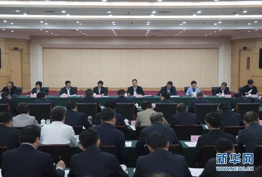 10月22日至23日，中共中央政治局常委、國(guó)務(wù)院副總理張高麗在山東調(diào)研扶貧工作情況。這是10月23日，張高麗在菏澤市主持召開扶貧工作座談會(huì)。 新華社記者 王曄 攝