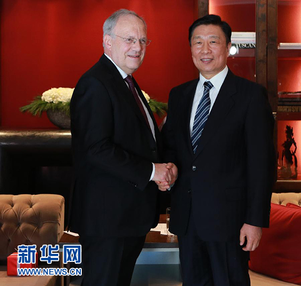 1月21日，中國(guó)國(guó)家副主席李源潮（右）在瑞士達(dá)沃斯會(huì)見瑞士聯(lián)邦主席施奈德－阿曼。 新華社記者羅歡歡攝