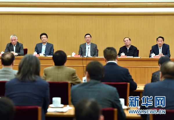 4月8日，中共中央政治局委員、中央書記處書記、中宣部部長劉奇葆在北京同講好中國故事專家學(xué)者、文化交流使者研討班學(xué)員座談。 新華社記者李濤 攝