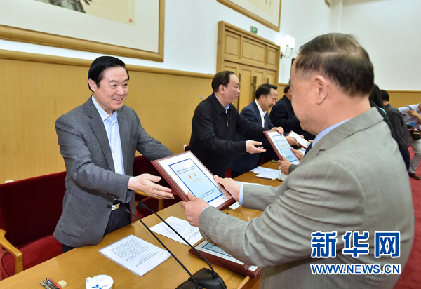 4月8日，中共中央政治局委員、中央書記處書記、中宣部部長劉奇葆在北京同講好中國故事專家學(xué)者、文化交流使者研討班學(xué)員座談。這是劉奇葆在座談會上向獲得講好中國故事文化交流使者稱號的代表頒發(fā)證書。新華社記者 李濤 攝