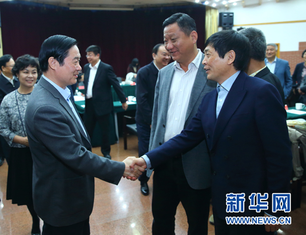 4月12日，中共中央政治局委員、中央書(shū)記處書(shū)記、中宣部部長(zhǎng)劉奇葆在北京出席&ldquo;走向世界的中國(guó)兒童文學(xué)&rdquo;座談會(huì)并講話。這是座談會(huì)后，劉奇葆與國(guó)際安徒生獎(jiǎng)獲得者、兒童文學(xué)作家曹文軒握手。新華社記者丁海濤攝