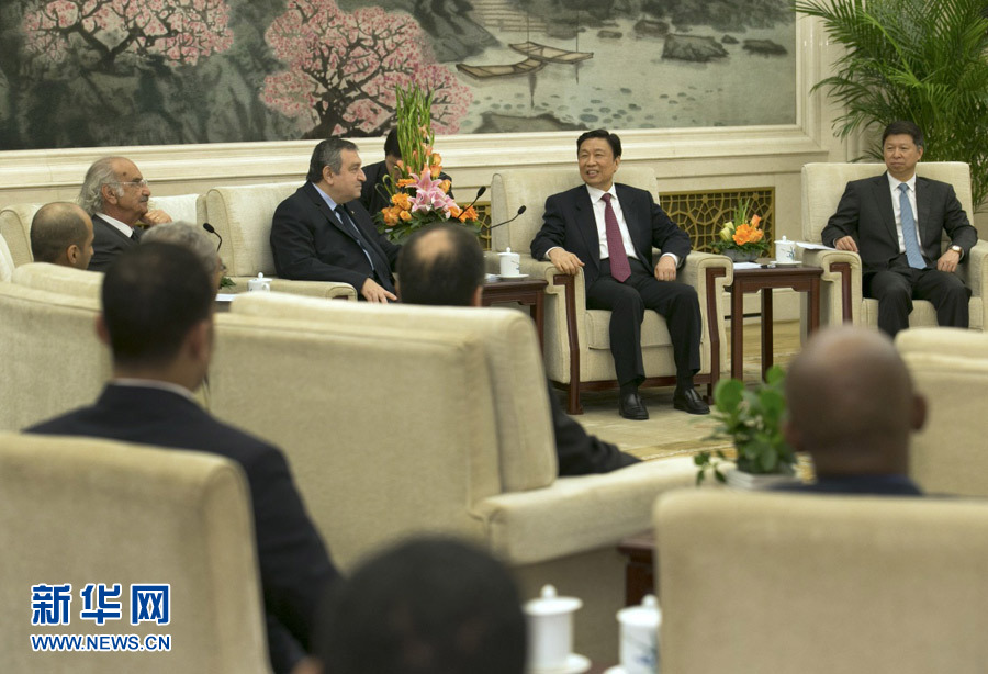 4月25日，國(guó)家副主席李源潮在北京人民大會(huì)堂會(huì)見(jiàn)出席&ldquo;中國(guó)－阿拉伯國(guó)家政黨對(duì)話會(huì)&rdquo;的外方代表。 新華社記者馬占成攝