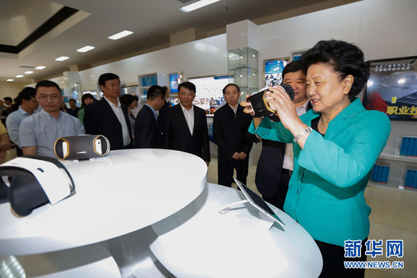 5月8日，中共中央政治局委員、國務(wù)院副總理劉延?xùn)|在天津出席2016年職業(yè)教育活動周啟動儀式暨全國職業(yè)院校技能大賽開幕式。這是劉延?xùn)|（右一）在天津廣播電視大學(xué)體驗(yàn)區(qū)，通過全景VR設(shè)備體驗(yàn)汽車修理培訓(xùn)課程。新華社記者 沈伯韓攝