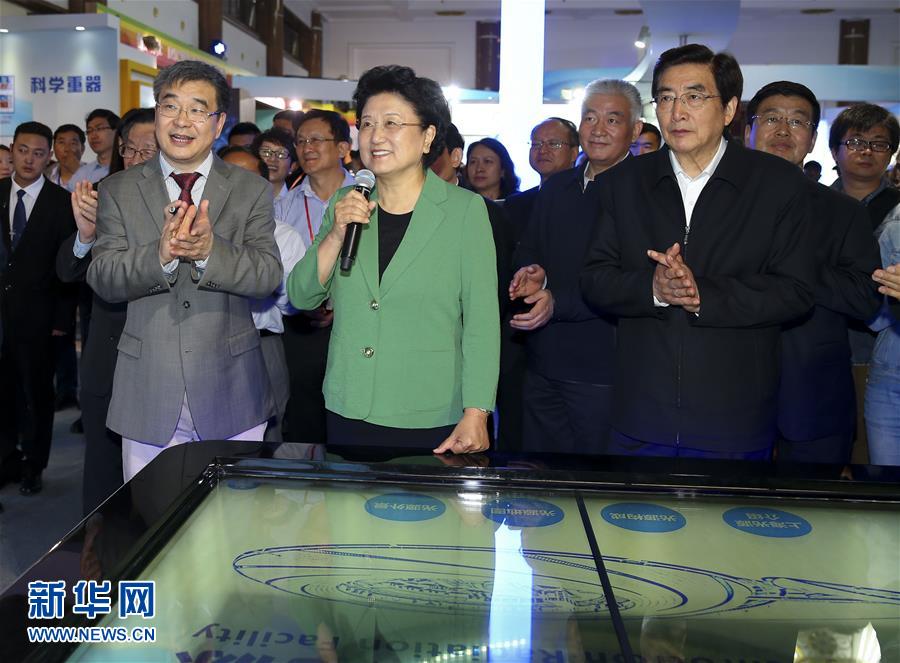 （新華網(wǎng)）劉延?xùn)|、郭金龍參加2016年全國(guó)科技活動(dòng)周活動(dòng)