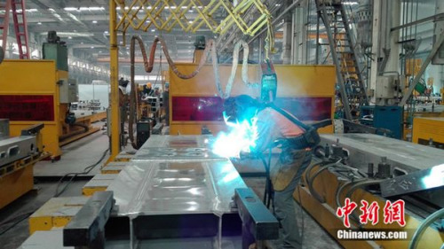 中車青島四方機車車輛股份有限公司&ldquo;80后&rdquo;高級技師張合禮在車間焊接鋼縫。