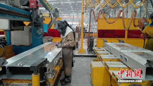 焊接工人正在工作。中新網 邱宇 攝