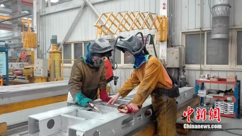 張合禮指導徒弟工作。中新網 邱宇 攝