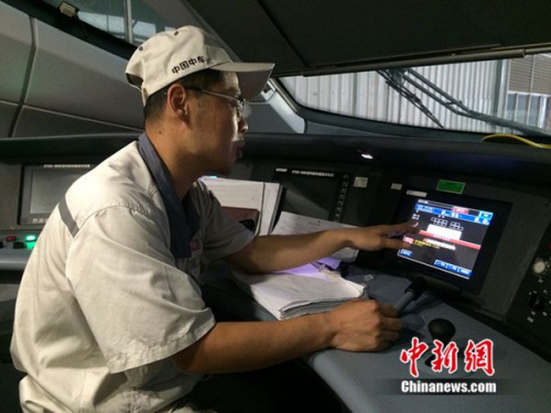 中車(chē)青島四方機(jī)車(chē)車(chē)輛股份有限公司高鐵調(diào)試高級(jí)技師周勇在演示調(diào)試過(guò)程。中新網(wǎng) 邱宇 攝