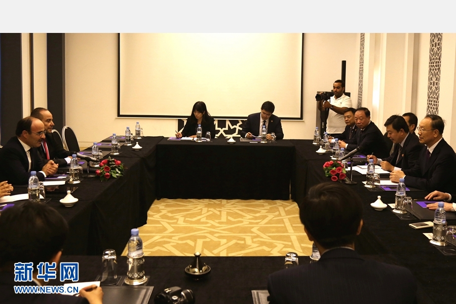 9月19日，在摩洛哥首都拉巴特，中共中央書(shū)記處書(shū)記、全國(guó)政協(xié)副主席杜青林（右一）會(huì)見(jiàn)摩洛哥真實(shí)性與現(xiàn)代黨總書(shū)記奧馬里（左一）。應(yīng)摩洛哥參議院邀請(qǐng)，中共中央書(shū)記處書(shū)記、全國(guó)政協(xié)副主席杜青林于18日至20日率中共代表團(tuán)訪摩，分別會(huì)見(jiàn)政府首腦本&middot;基蘭、參議長(zhǎng)本希馬、真實(shí)性與現(xiàn)代黨總書(shū)記奧馬里等。新華社記者劉鍇攝