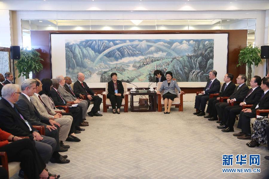 9月28日，國(guó)際醫(yī)學(xué)科學(xué)院組織2016年全體成員大會(huì)在北京舉行。國(guó)務(wù)院副總理劉延?xùn)|出席會(huì)議并作主旨報(bào)告。會(huì)前，劉延?xùn)|集體會(huì)見出席大會(huì)的主要嘉賓。新華社記者劉衛(wèi)兵攝 