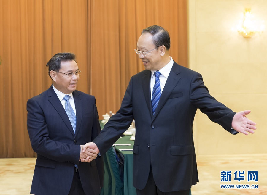 10月12日，中共中央書記處書記、全國(guó)政協(xié)副主席杜青林在北京會(huì)見來(lái)華訪問(wèn)并出席&ldquo;2016中國(guó)共產(chǎn)黨與世界對(duì)話會(huì)&rdquo;的老撾人革黨中央政治局委員、建國(guó)陣線中央主席賽頌蓬&middot;豐威漢率領(lǐng)的老撾人革黨代表團(tuán)。　新華社記者丁海濤攝