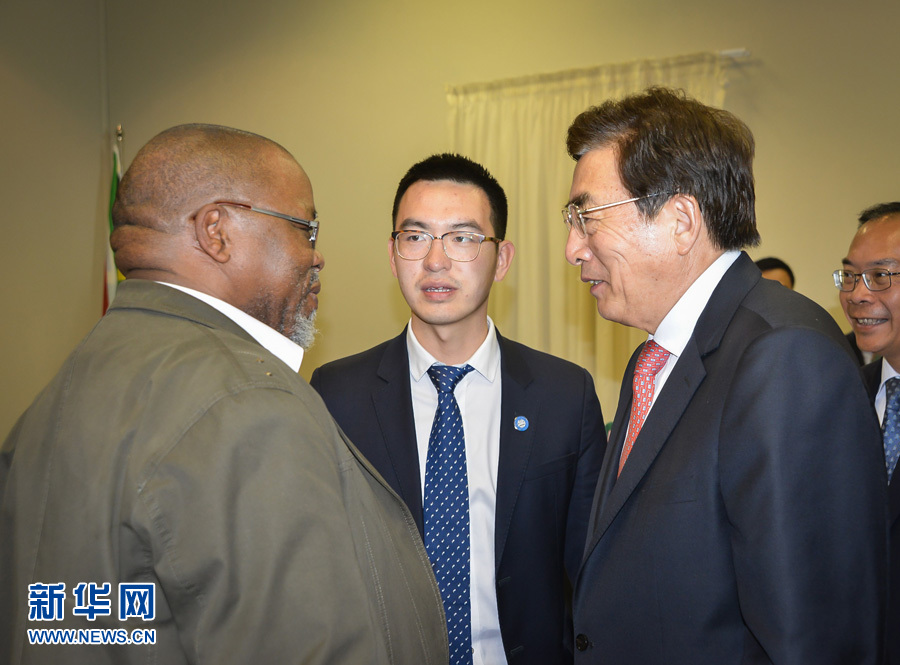 3月26日，中共中央政治局委員、北京市委書記郭金龍（前右）在南非約翰內(nèi)斯堡與執(zhí)政的南非非洲人國民大會(huì)總書記曼塔謝（前左）舉行工作會(huì)談。  新華社記者趙熙攝
