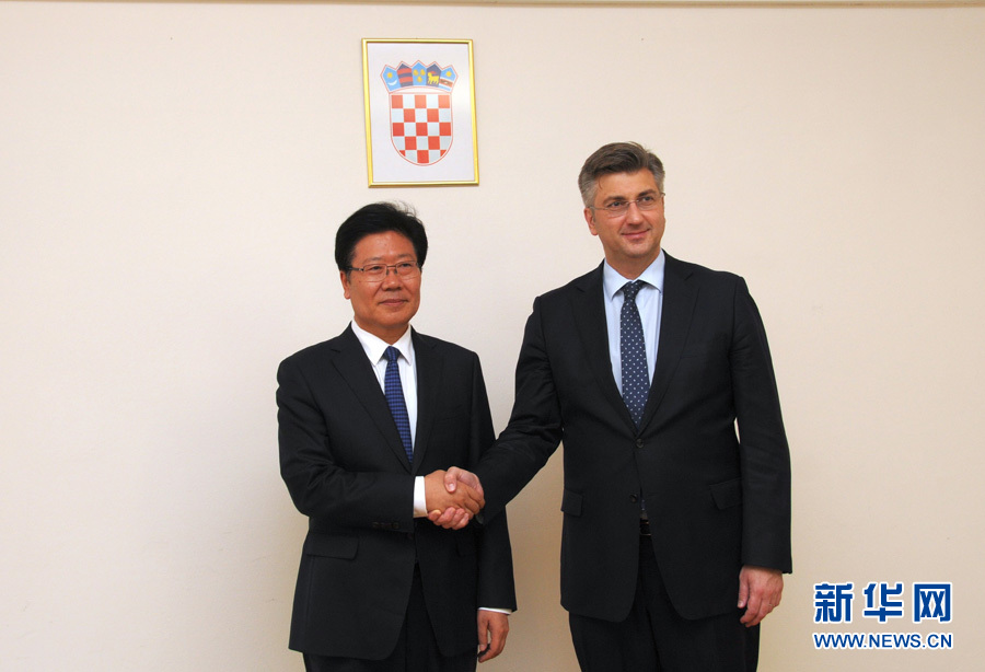 4月10日，克羅地亞民主共同體主席、政府總理普連科維奇（右）在薩格勒布會見中共中央政治局委員、中央黨的建設工作領導小組副組長張春賢。新華社記者薛群攝