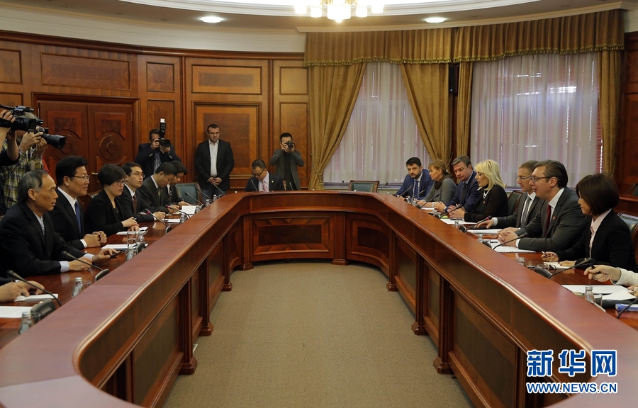 4月12日，塞爾維亞前進(jìn)黨主席、政府總理武契奇（右二）在貝爾格萊德會(huì)見中共中央政治局委員、中央黨的建設(shè)工作領(lǐng)導(dǎo)小組副組長張春賢（左二）。新華社發(fā)（普雷德拉格&middot;米洛薩夫列維奇攝）