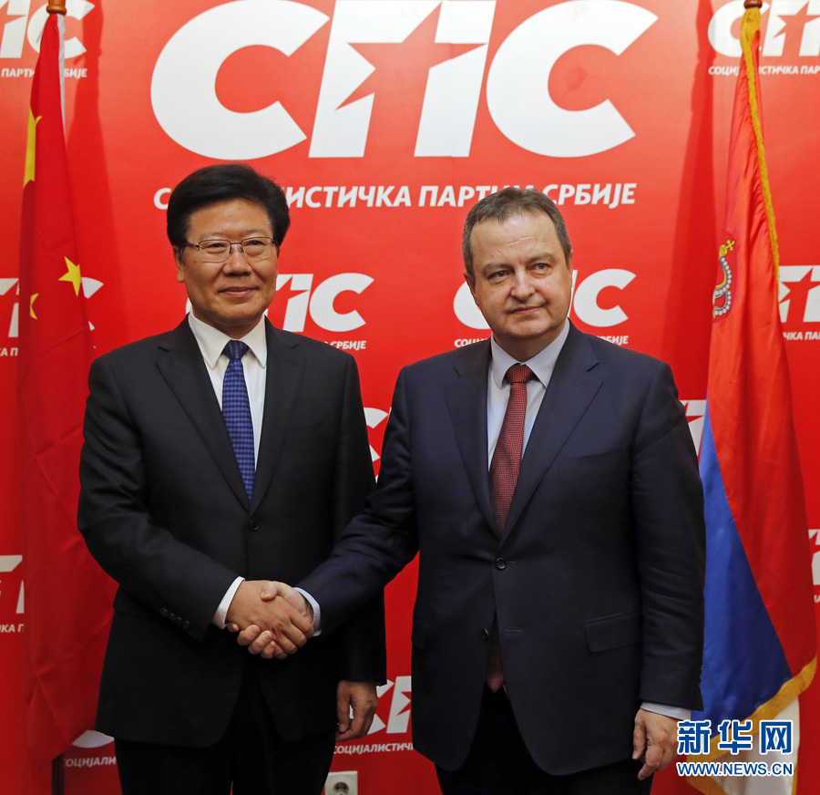4月13日，中共中央政治局委員、中央黨的建設(shè)工作領(lǐng)導(dǎo)小組副組長張春賢（左）在塞爾維亞貝爾格萊德會(huì)見塞社會(huì)黨主席、政府第一副總理兼外長達(dá)契奇。新華社發(fā)（普雷德拉格&middot;米洛薩夫列維奇攝）
