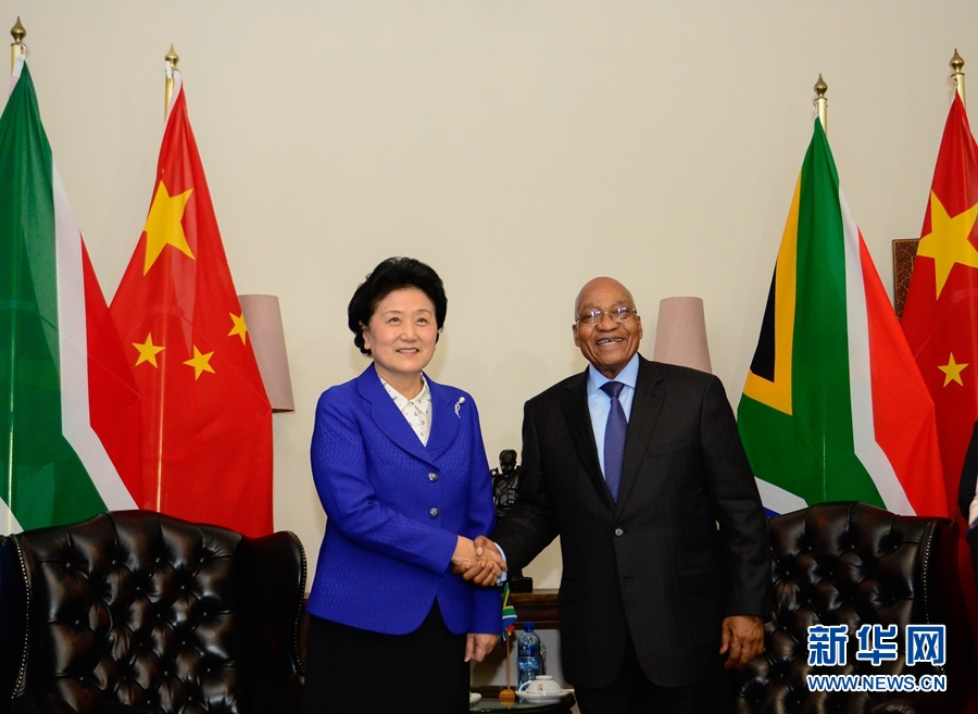 4月25日，南非總統(tǒng)祖馬（右）在比勒陀利亞總統(tǒng)官邸會見正在對南非進行正式訪問并出席中南高級別人文交流機制首次會議的中國國務(wù)院副總理劉延?xùn)|。 新華社記者 翟健嵐 攝