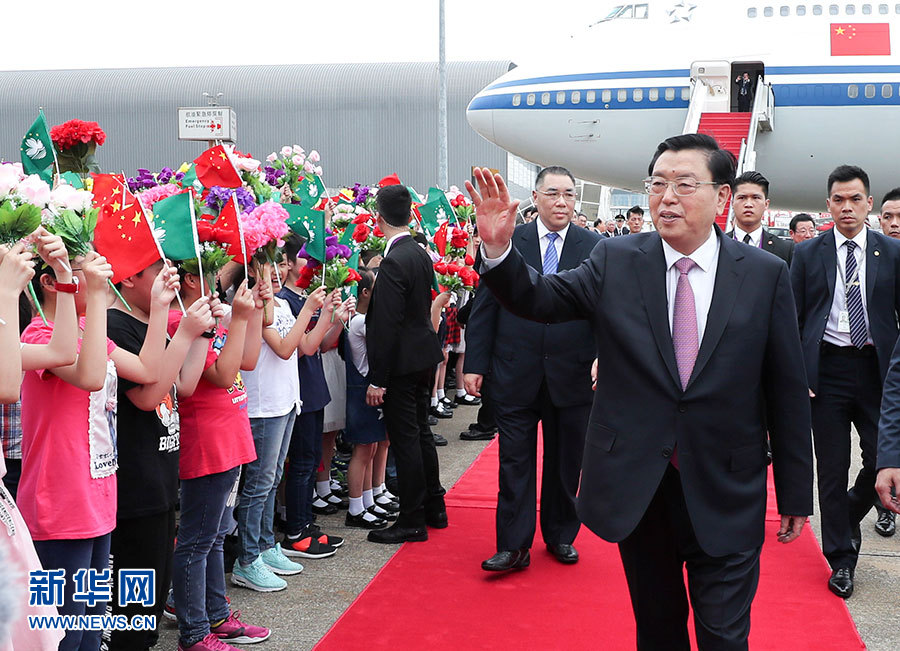 5月8日至10日，中共中央政治局常委、全國(guó)人大常委會(huì)委員長(zhǎng)張德江視察澳門特別行政區(qū)。這是5月8日，張德江抵達(dá)澳門國(guó)際機(jī)場(chǎng)。 新華社記者龐興雷 攝 