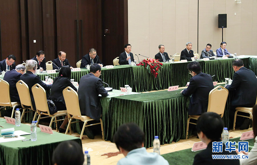 5月8日至10日，中共中央政治局常委、全國(guó)人大常委會(huì)委員長(zhǎng)張德江視察澳門特別行政區(qū)。這是5月10日，張德江與教育工作者和學(xué)生代表座談。新華社記者 龐興雷 攝