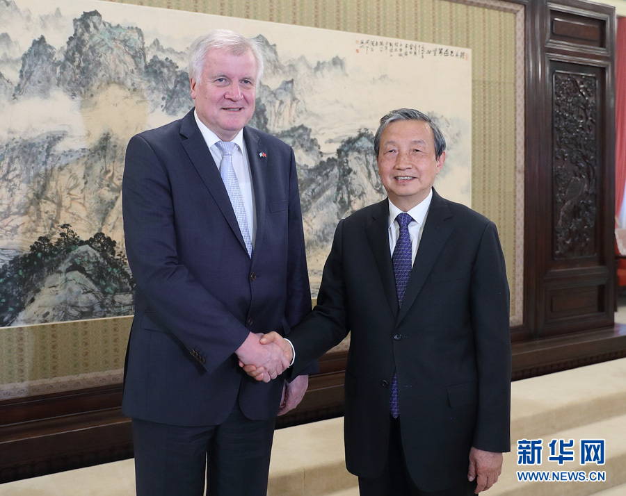 5月10日，國(guó)務(wù)院副總理馬凱在北京中南海紫光閣會(huì)見德國(guó)巴伐利亞州州長(zhǎng)、基社盟主席霍斯特&middot;澤霍費(fèi)爾一行。 新華社記者王曄攝