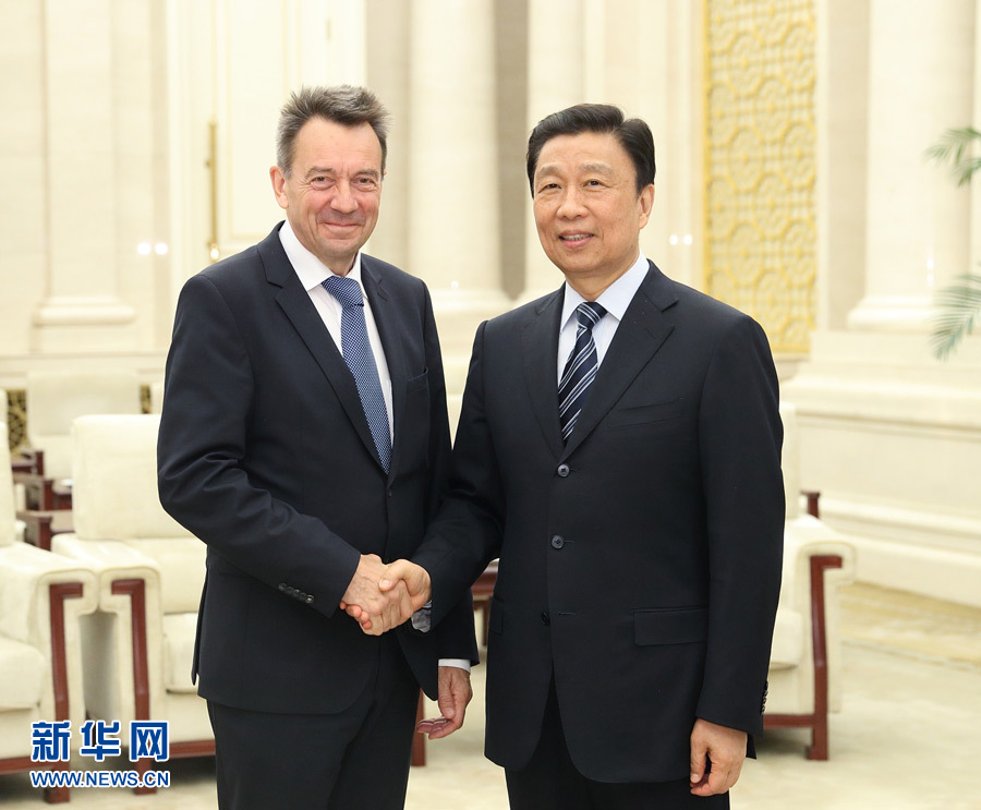 5月15日，國(guó)家副主席、中國(guó)紅十字會(huì)名譽(yù)會(huì)長(zhǎng)李源潮在北京會(huì)見來(lái)華出席&ldquo;一帶一路&rdquo;國(guó)際合作高峰論壇的紅十字國(guó)際委員會(huì)主席莫雷爾。新華社記者 王曄 攝