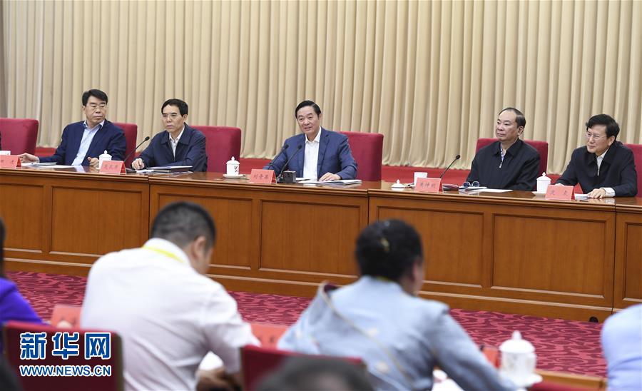 5月18日，中共中央政治局委員、中央書(shū)記處書(shū)記、中宣部部長(zhǎng)劉奇葆在北京出席紀(jì)念新華書(shū)店成立80周年座談會(huì)并講話。 新華社記者 張領(lǐng) 攝