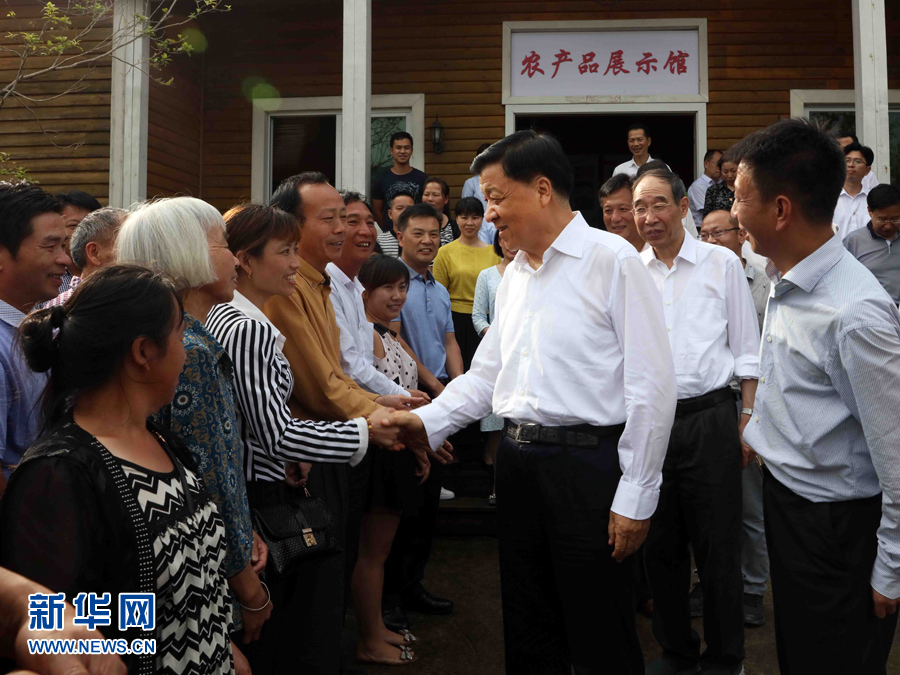 6月8日至10日，中共中央政治局常委、中央書記處書記劉云山在福建調研。這是6月9日，劉云山在周寧縣上洋村與村民親切交談。新華社記者 劉衛(wèi)兵 攝