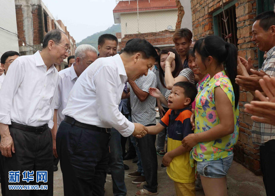 6月8日至10日，中共中央政治局常委、中央書記處書記劉云山在福建調研。這是6月9日，劉云山在福安市溪邳村走訪群眾家庭。新華社記者 劉衛(wèi)兵 攝