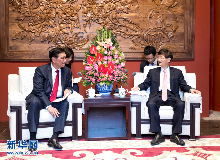 6月15日，中共中央政治局委員、中央政法委書(shū)記孟建柱在北京會(huì)見(jiàn)印尼總統(tǒng)特使、海洋統(tǒng)籌部長(zhǎng)盧胡特。   新華社記者 丁海濤攝