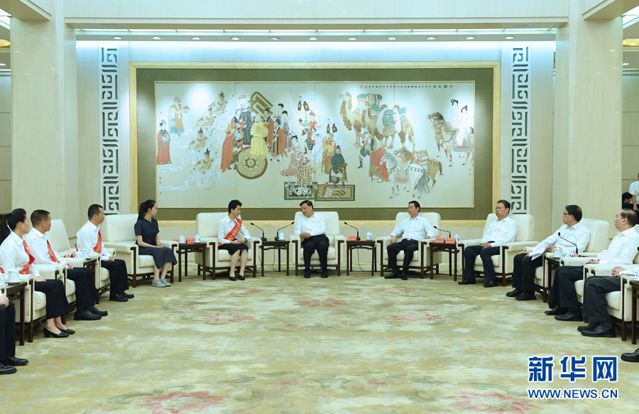 6月21日，廖俊波同志先進(jìn)事跡報告會在北京人民大會堂舉行。報告會前，中共中央政治局常委、中央書記處書記劉云山會見報告團(tuán)成員，代表習(xí)近平總書記，代表黨中央，向廖俊波同志家屬表示親切慰問，并頒發(fā)黨中央追授廖俊波同志&ldquo;全國優(yōu)秀共產(chǎn)黨員&rdquo;證書、獎?wù)?。新華社記者 饒愛民 攝