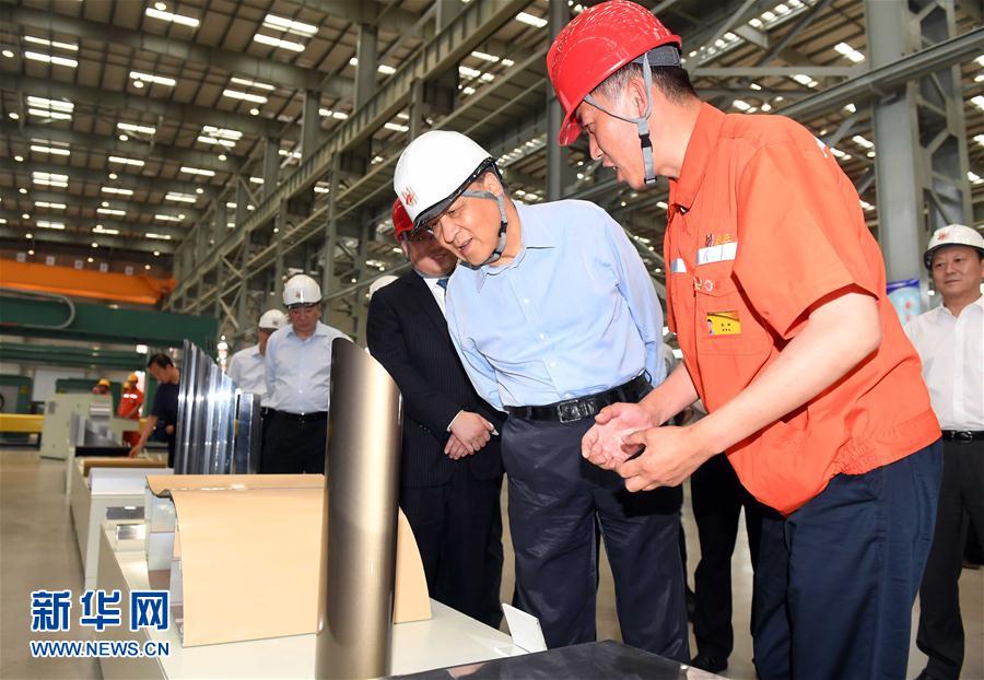 6月22日至24日，中共中央政治局常委、中央書記處書記劉云山在遼寧調(diào)研。這是6月22日，劉云山在營(yíng)口市忠旺鋁業(yè)公司調(diào)研。 新華社記者張鐸 攝