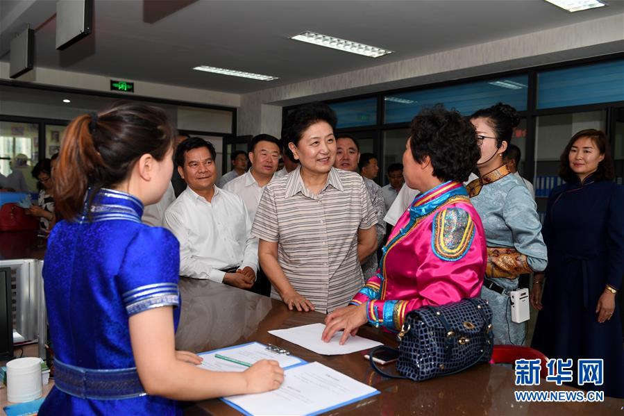 6月25日，全國民族團(tuán)結(jié)進(jìn)步創(chuàng)建經(jīng)驗(yàn)交流現(xiàn)場(chǎng)會(huì)在內(nèi)蒙古興安盟召開，中共中央政治局委員、國務(wù)院副總理劉延?xùn)|出席會(huì)議并講話。在內(nèi)蒙古期間，劉延?xùn)|考察內(nèi)蒙古人民代表會(huì)議舊址即&ldquo;五一會(huì)址&rdquo;，深入社區(qū)看望各族干部群眾。這是劉延?xùn)|在興安盟科右前旗興科社區(qū)與群眾交談。新華社記者 陳曄華 攝