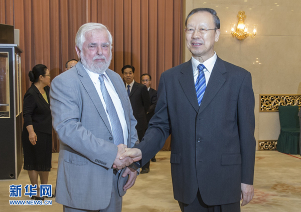 6月28日，中共中央書記處書記、全國政協(xié)副主席、中國經(jīng)濟(jì)社會理事會主席杜青林在北京會見歐盟經(jīng)濟(jì)社會委員會主席達(dá)西斯。 新華社記者 崔新鈺 攝