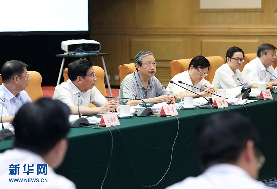 近日，中共中央政治局委員、國(guó)務(wù)院副總理馬凱在北京調(diào)研新能源汽車(chē)產(chǎn)業(yè)發(fā)展。這是7月4日，馬凱在北京深入新能源汽車(chē)充換電設(shè)施、充電服務(wù)平臺(tái)、分時(shí)租賃等單位調(diào)研，并主持召開(kāi)推廣應(yīng)用座談會(huì)。新華社記者 龐興雷 攝