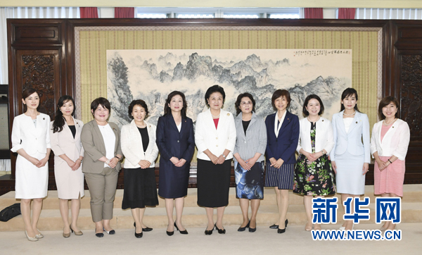 　　7月12日，國(guó)務(wù)院副總理劉延?xùn)|在北京會(huì)見以日本自民黨前總務(wù)會(huì)長(zhǎng)野田圣子為首的日本執(zhí)政黨女國(guó)會(huì)議員代表團(tuán)一行。 新華社記者 高潔 攝