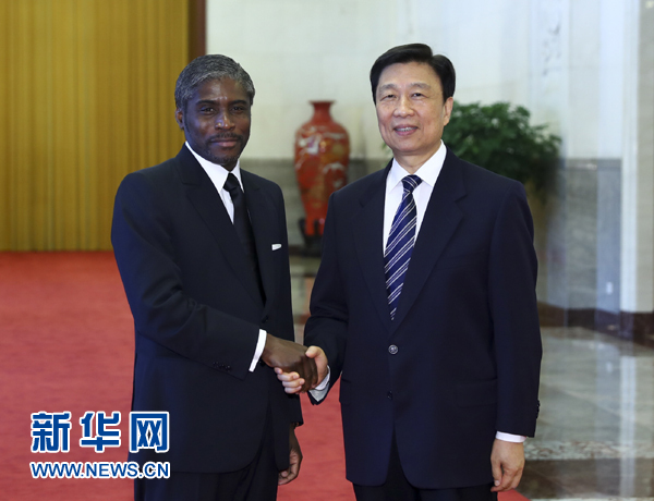 7月13日，中國國家副主席李源潮在北京人民大會(huì)堂與赤道幾內(nèi)亞副總統(tǒng)曼格會(huì)談。 新華社記者 謝環(huán)馳 攝