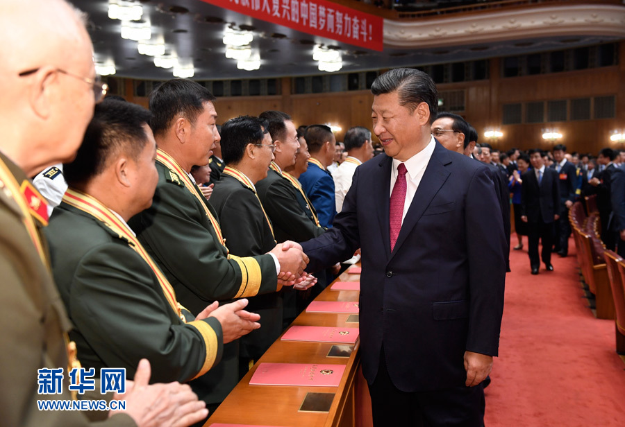 7月28日，慶祝中國(guó)人民解放軍建軍90周年文藝晚會(huì)《在黨的旗幟下》在北京人民大會(huì)堂舉行。中共中央總書(shū)記、國(guó)家主席、中央軍委主席習(xí)近平和李克強(qiáng)、張德江、俞正聲、劉云山、王岐山、張高麗等黨和國(guó)家領(lǐng)導(dǎo)人，與首都3000多名各界群眾一起觀看演出。演出開(kāi)始前，習(xí)近平等與老戰(zhàn)士、老同志代表和&ldquo;八一勛章&rdquo;獲得者親切握手。新華社記者 李學(xué)仁 攝