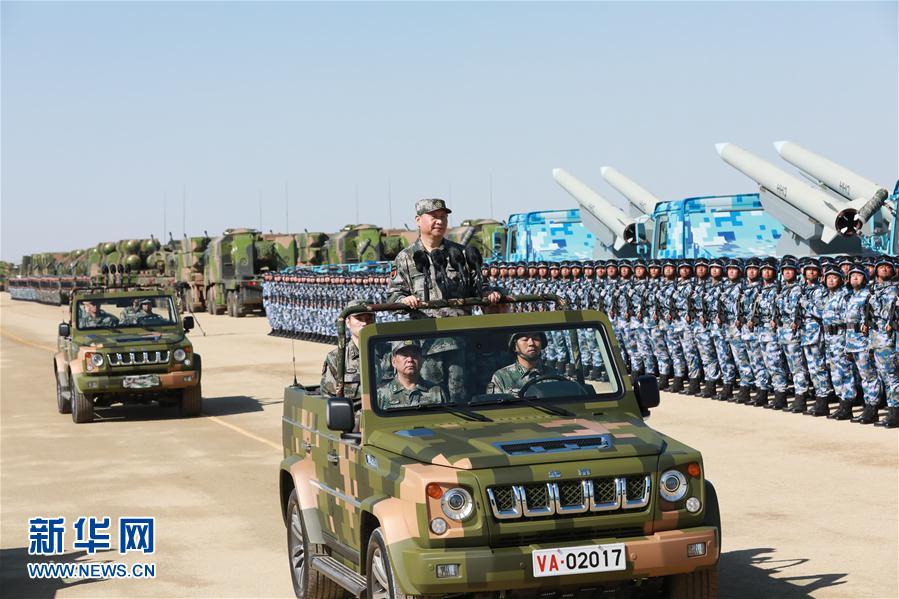 7月30日上午，慶祝中國人民解放軍建軍90周年閱兵在朱日和聯(lián)合訓(xùn)練基地隆重舉行。中共中央總書記、國家主席、中央軍委主席習(xí)近平檢閱部隊并發(fā)表重要講話。這是習(xí)近平乘車檢閱部隊。新華社記者 李剛 攝