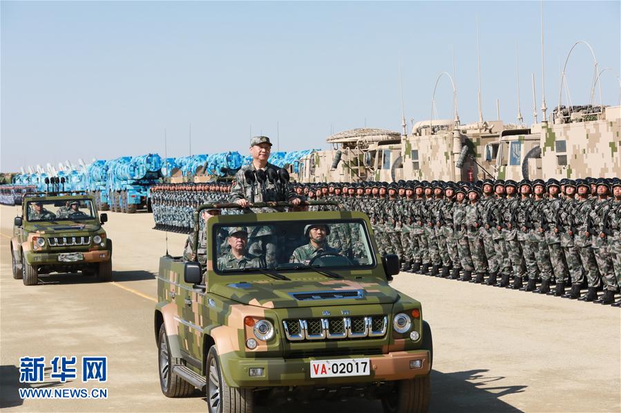 7月30日上午，慶祝中國人民解放軍建軍90周年閱兵在朱日和聯(lián)合訓(xùn)練基地隆重舉行。中共中央總書記、國家主席、中央軍委主席習(xí)近平檢閱部隊并發(fā)表重要講話。這是習(xí)近平乘車檢閱部隊。新華社記者 李剛 攝