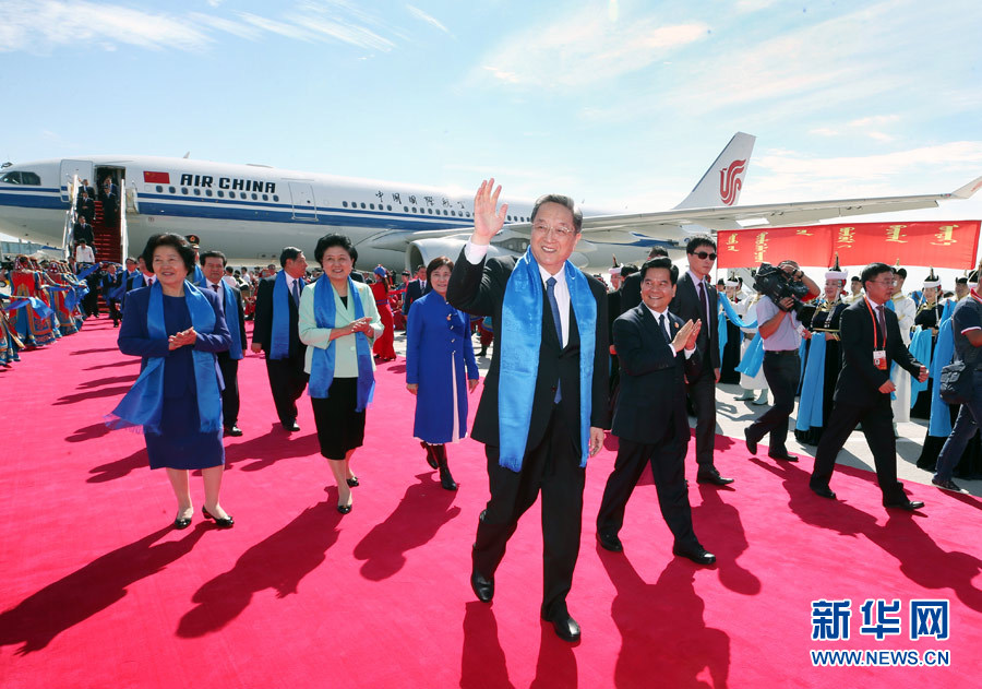 8月7日，以中共中央政治局常委、全國(guó)政協(xié)主席俞正聲為團(tuán)長(zhǎng)的中央代表團(tuán)飛抵呼和浩特，出席內(nèi)蒙古自治區(qū)成立70周年慶?；顒?dòng)。中央代表團(tuán)在機(jī)場(chǎng)受到內(nèi)蒙古各族群眾的熱烈歡迎。新華社記者 姚大偉 攝