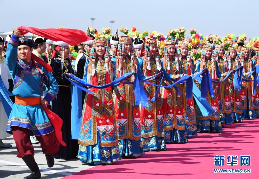 8月7日，以中共中央政治局常委、全國(guó)政協(xié)主席俞正聲為團(tuán)長(zhǎng)的中央代表團(tuán)飛抵呼和浩特，出席內(nèi)蒙古自治區(qū)成立70周年慶?；顒?dòng)。中央代表團(tuán)在機(jī)場(chǎng)受到內(nèi)蒙古各族群眾的熱烈歡迎。新華社記者 張領(lǐng) 攝