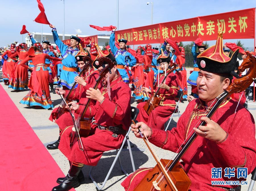 8月7日，以中共中央政治局常委、全國(guó)政協(xié)主席俞正聲為團(tuán)長(zhǎng)的中央代表團(tuán)飛抵呼和浩特，出席內(nèi)蒙古自治區(qū)成立70周年慶?；顒?dòng)。中央代表團(tuán)在機(jī)場(chǎng)受到內(nèi)蒙古各族群眾的熱烈歡迎。新華社記者 張領(lǐng) 攝
